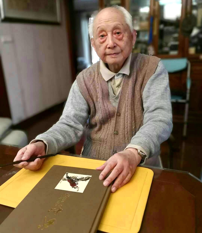 颜梅华先生.jpg
